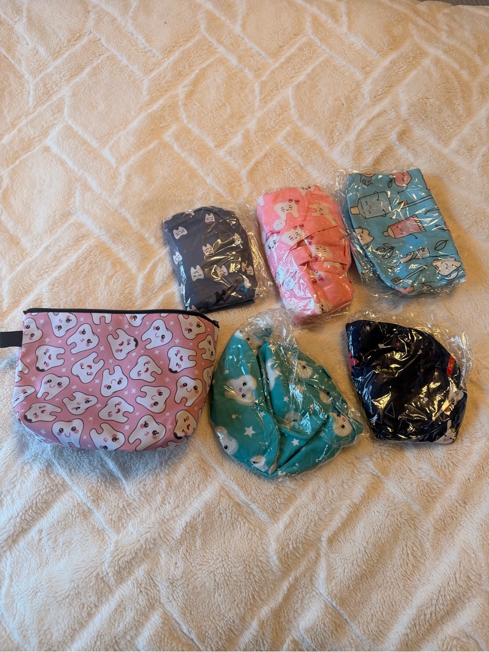 Dental scrub caps with pouch